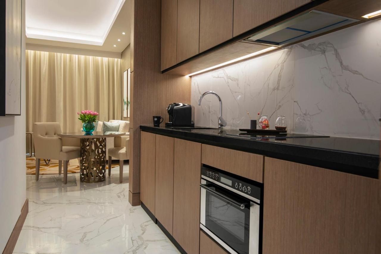 דובאי Al Jaddaf Rotana Suite Hotel מראה חיצוני תמונה A kitchen in a typical apartment