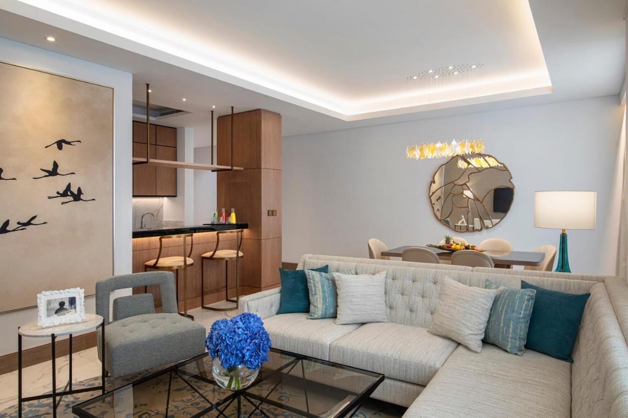 דובאי Al Jaddaf Rotana Suite Hotel מראה חיצוני תמונה A living room at the Ritz-Carlton, DIFC