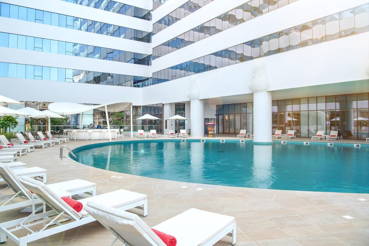 דובאי Al Jaddaf Rotana Suite Hotel מראה חיצוני תמונה The pool at the hotel