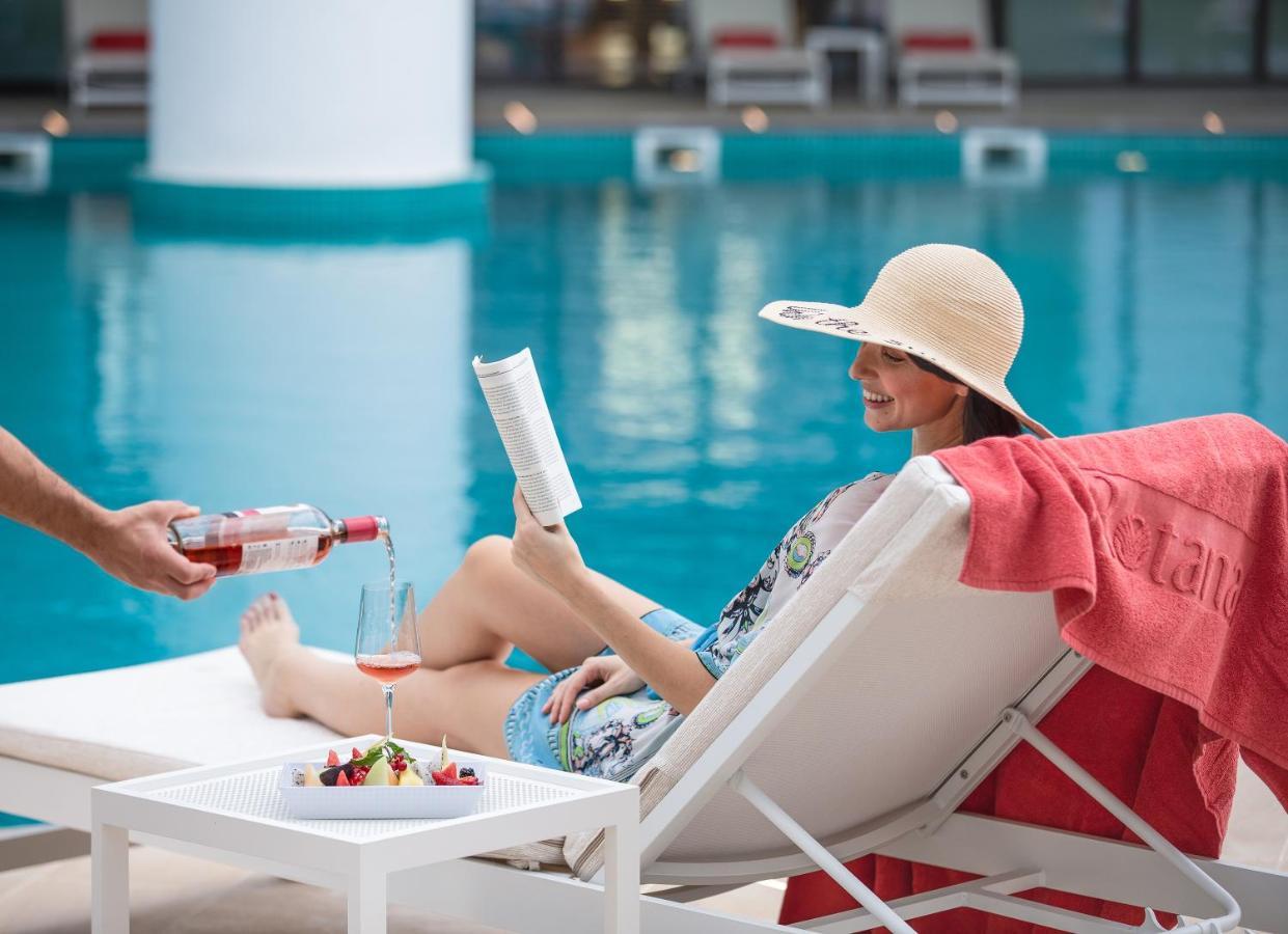 דובאי Al Jaddaf Rotana Suite Hotel מראה חיצוני תמונה A woman relaxing at a pool